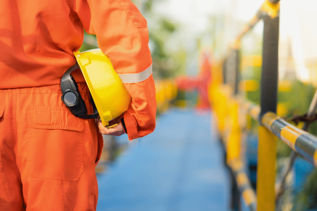 No universo do trabalho de alto risco, entender a diferença entre insalubridade e periculosidade é mais do que uma questão legal; é uma estratégia de segurança e um fator de proteção para sua empresa e seus colaboradores. Ambas as condições garantem direitos ao trabalhador, mas se referem a riscos e compensações completamente diferentes.