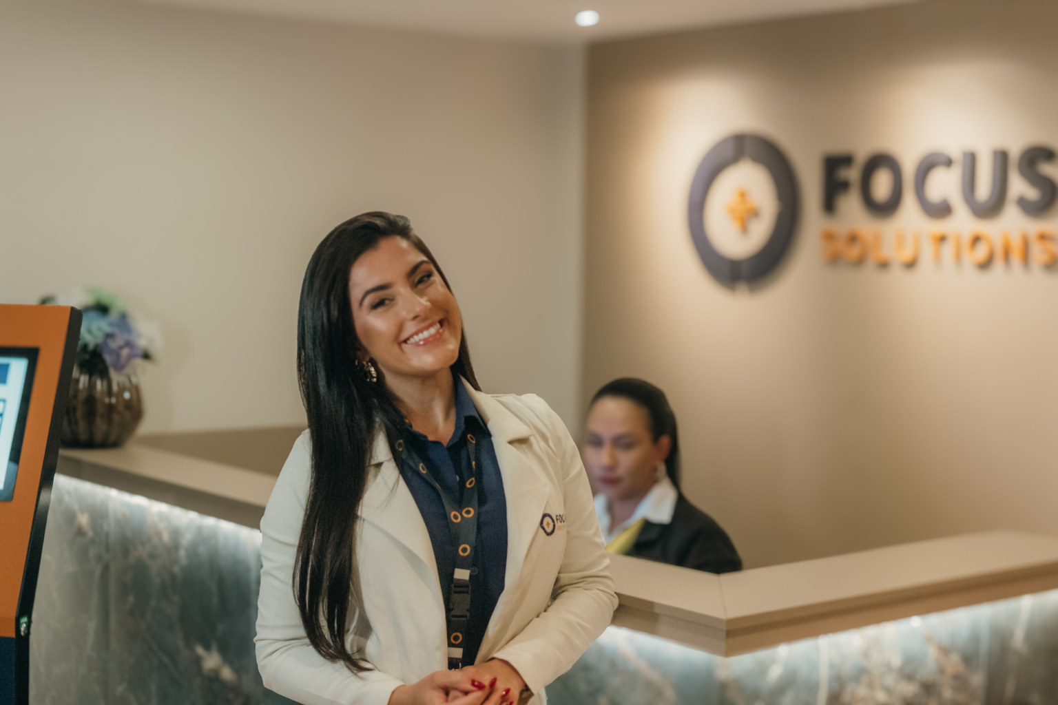 No cenário corporativo atual, especialmente em indústrias de alta complexidade (como Óleo e Gás, Mineração e Construção), a Saúde e Segurança do Trabalho (SST) deixou de ser um departamento operacional de "entrega de EPIs" para se tornar um pilar estratégico de ESG e sustentabilidade financeira.