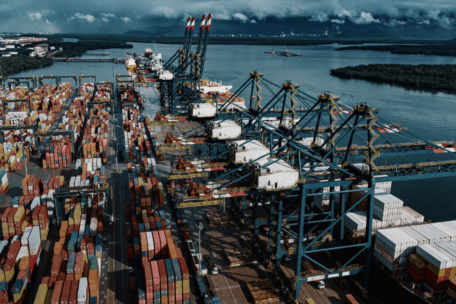 O complexo portuário de Santos e a indústria naval e offshore da Baixada Santista representam um dos cenários operacionais mais dinâmicos e exigentes do Brasil. Em uma região onde a logística não para e o volume de embarques e movimentações industriais é massivo, as empresas enfrentam um desafio diário: garantir a conformidade normativa e a segurança de seus trabalhadores sem comprometer a agilidade da operação. Foi exatamente para suprir essa demanda crítica que a Focus Solutions escolheu Santos (SP) para sediar a sua mais nova unidade. Nosso objetivo é claro: estar fisicamente posicionados onde os nossos clientes precisam, entregando uma gestão de Saúde e Segurança do Trabalho (SST) que acompanhe o ritmo do maior porto da América Latina.